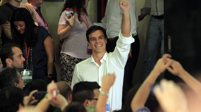 El diputado madrileño Pedro Sánchez saluda tras ganar la consulta entre las bases del PSOE para ser el nuevo secretario general de los socialistas en sustitución de Alfredo Pérez Rubalcaba.