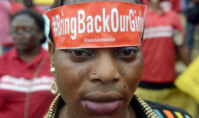Una mujer con el eslogan 'Bring back our girls' en protesta