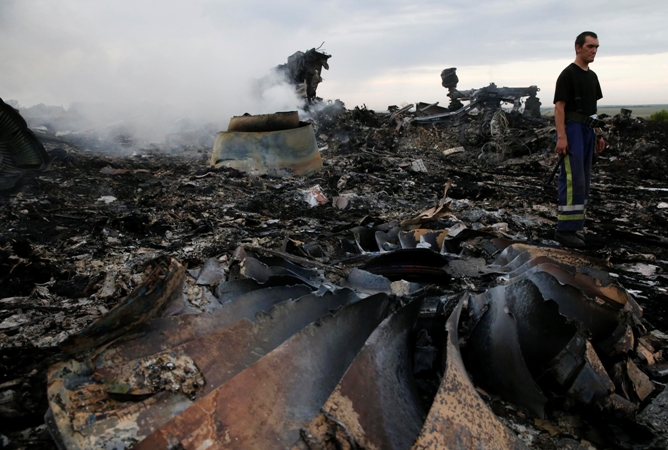 Restos del Boeing 777 de Malaysia Airlines estrellado ayer al este de Ucrania.