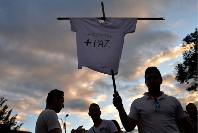 Simpatizantes del presidente Juan Manuel Santos defienden los diálogos de paz con las FARC en Colombia