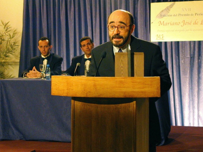 Álex Angulo en la serie 'Periodistas' (foto de archivo).