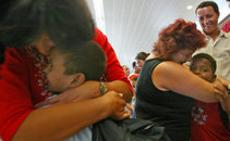Familias españolas abrazando a los niños saharauis recién llegados