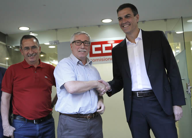 El líder electo del PSOE, Pedro Sánchez, saluda al secretario general de CCOO, Ignacio Fernández Toxo, con quien se ha reunido en la sede del sindicato
