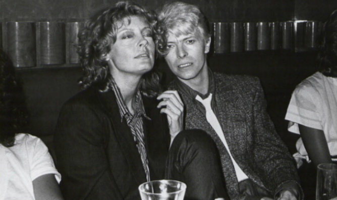 El cantante, músico y actor David Bowie junto a la actriz Susan Sarandon en 1983