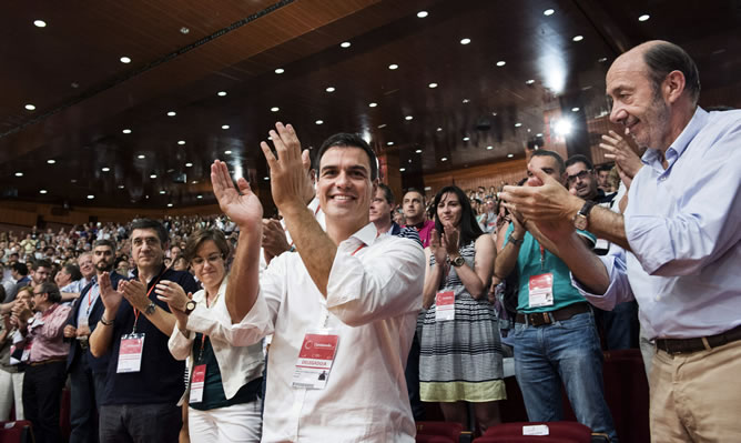 El nuevo secretario general del PSOE, Pedro Sánchez, junto a su antecesor en el cargo, Alfredo Pérez Rubacalba (d), durante el congreso federal extraordinario del partido