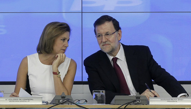 El presidente del Gobierno, Mariano Rajoy, junto a la secretaria general, María Dolores de Cospedal, durante la última reunión del Comité Ejecutivo del partido antes de las vacaciones