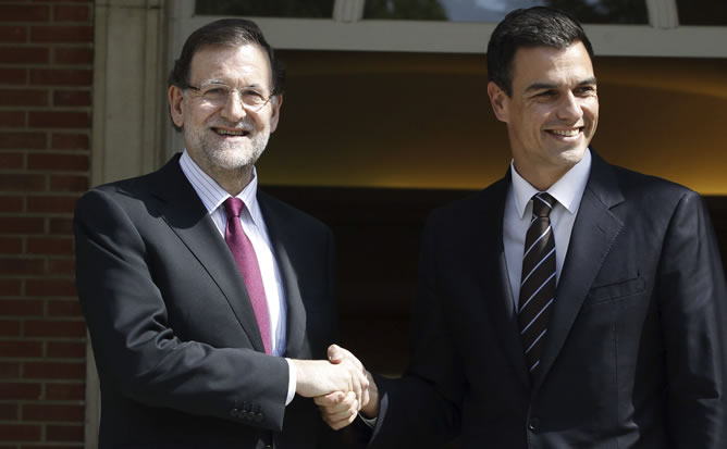 El presidente del Gobierno, Mariano Rajoy, junto a Pedro Sánchez, en un encuentro en el Palacio de la Moncloa