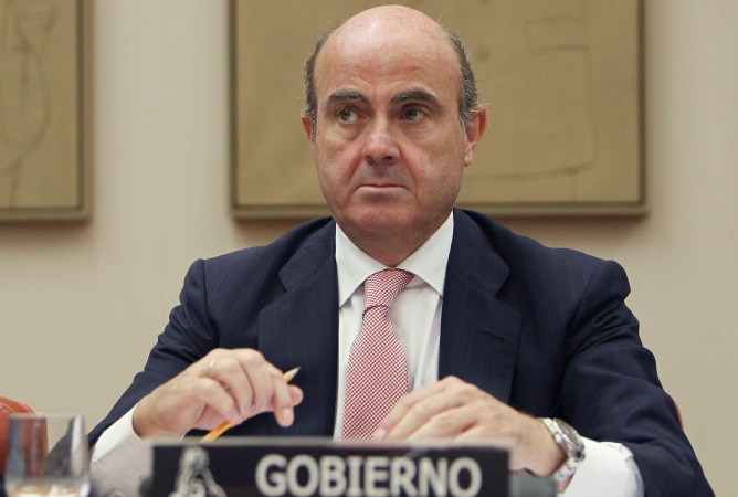 El ministro de Economía, Luis de Guindos, durante su comparecencia en la Comisión correspondiente del Congreso para explicar la evolución de la economía española (ARCHIVO).