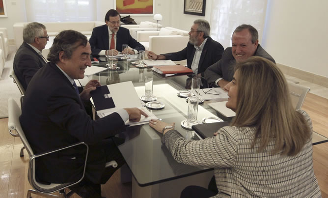 El presidente del Gobierno, Mariano Rajoy (c,fondo), acompañado de la ministra de Empleo y Seguridad Social, Fátima Báñez, se se ha reunido hoy en Moncloa con los máximos responsables de UGT, Cándido Méndez (3-d); CC.OO, Ignacio Fernández Toxo (2-i); CEOE, Juan Rosell (i), y Cepyme, Jesús Terciado (2-d),