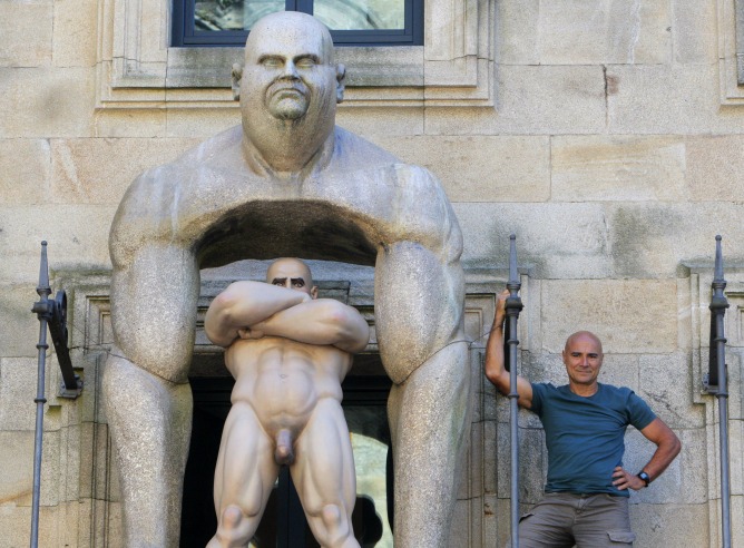 El escultor Ramón Conde posa con una de sus esculturas que estos días se pueden admirar por distintos puntos de Santiago de Compostela como el Museo de las Peregrinaciones o el Ayuntamiento compostelano.