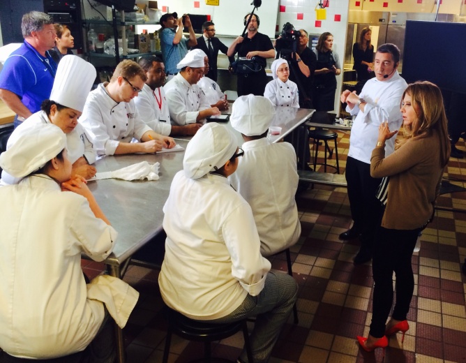 El chef Joan Roca, durante una clase magistral para estudiantes en la escuela de gastronomía del Instituto de las Artes de Houston, junto a la chef Ingrid Hoffmann y a Bernat Plana.
