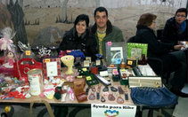 Los padres de Kike, Eva Brandis y Carlos Gomes, en un mercadillo solidario para conseguir ayuda