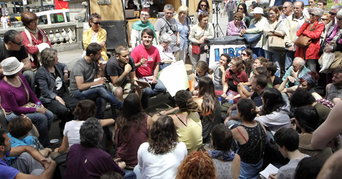Integrantes del movimiento del 15-M en una asamblea de Barcelona