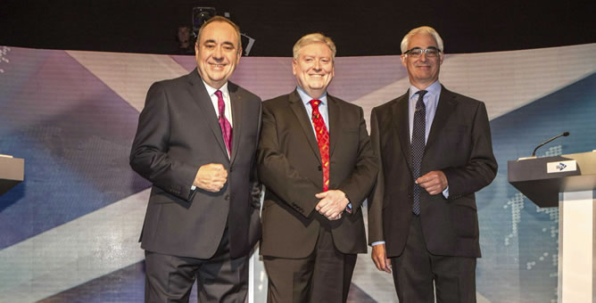 Alex Salmond Y Alistair Darling junto al presentador Bernard Ponsonby.