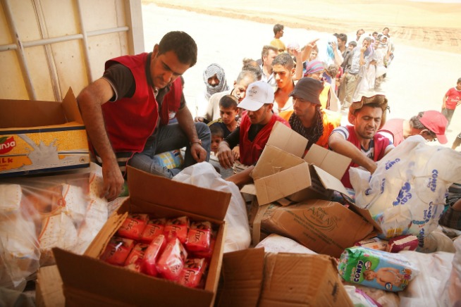 Refugiados en el norte de Irak se aprovisionan de alimentos.