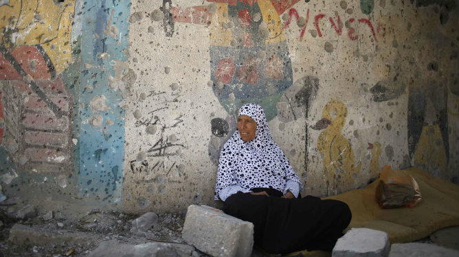 Una mujer palestina se encuentra en una tienda de campaña durante la tregua de 72 horas