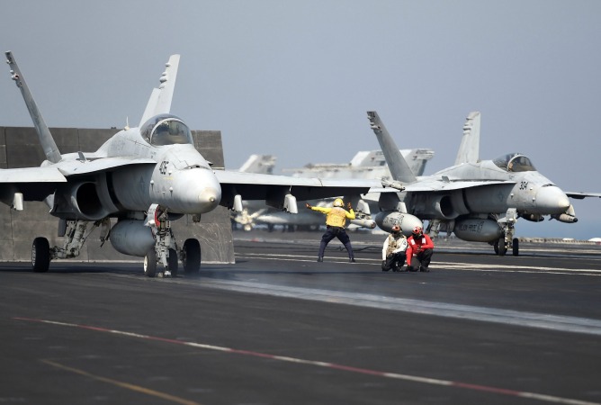 Aviones F/A-18 de la Marina estadounidense en el portaaviones USS George H.W. Bush en el Golfo Pérsico, que participan en las operaciones militares contra el Estado Islámico.