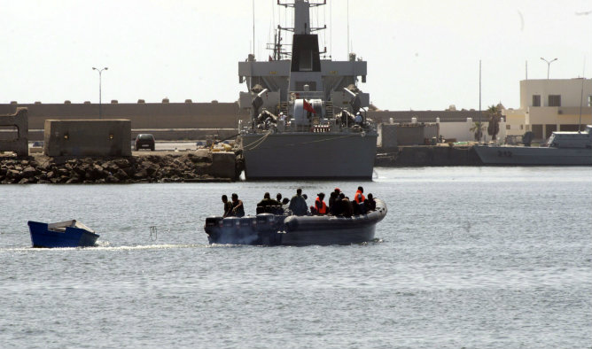 Imagen de la patera en la que viajaban 21 inmigrantes de origen subsahariano que pretendían llegar al puerto de Melilla