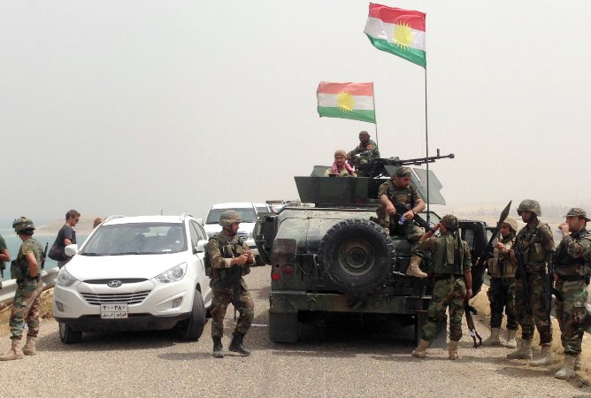 Combatientes kurdos haciendo guardia en la presa de Mosul, en Irak