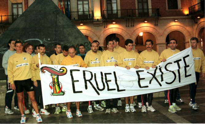 Fotografía de archivo de la campaña 'Teruel existe' en la que los miembros del club de Atletismo Mudéjar de Teruel, posan en la plaza de San Juan.