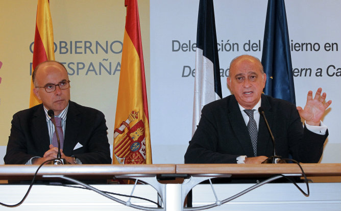 Los ministros de Interior de España y el de Francia, Bernard Cazeneuve,iz, y Jorge Fernández Díaz,d, durante la rueda de prensa conjunta que han ofrecido