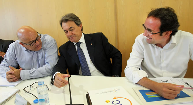 El secretario general adjunto de CiU, Lluís Maria Corominas (i); el líder de CDC y presidente de la Generalitat, Artur Mas (c), y el coordinador general de CDC, Josep Rull (d), esta mañana, durante la primera reunión de la Ejecutiva de Convergència tras el paréntesis estival.