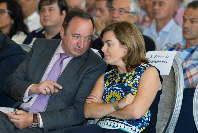 El presidente del Ejecutivo riojano, Pedro Sanz, conversa con la vicepresidenta del Gobierno, Soraya Sáenz de Santamaría, durante la Convención de Alcaldes y Portavoces del PP de La Rioja.