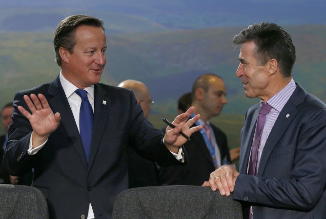 El primer ministro británico, David Cameron, junto al secretario general de la OTAN, Anders Fogh Rasmussen, durante su última reunión.
