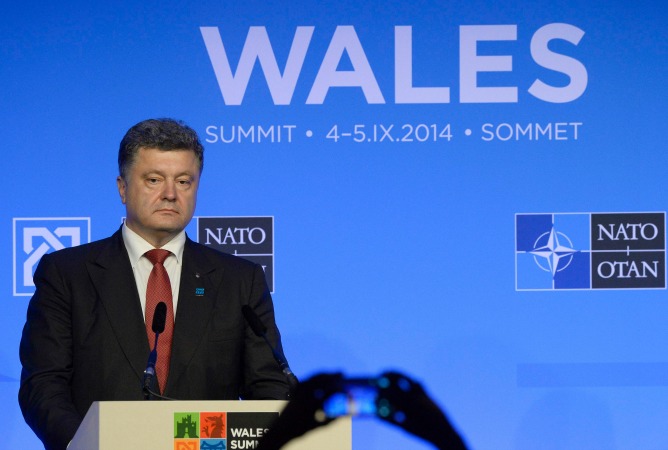 El líder ucraniano, Petro Poroshenko, se prepara para hablar en una conferencia de prensa durante la cumbre de la OTAN en el complejo Celtic Manor, cerca de Newport, en Gales.
