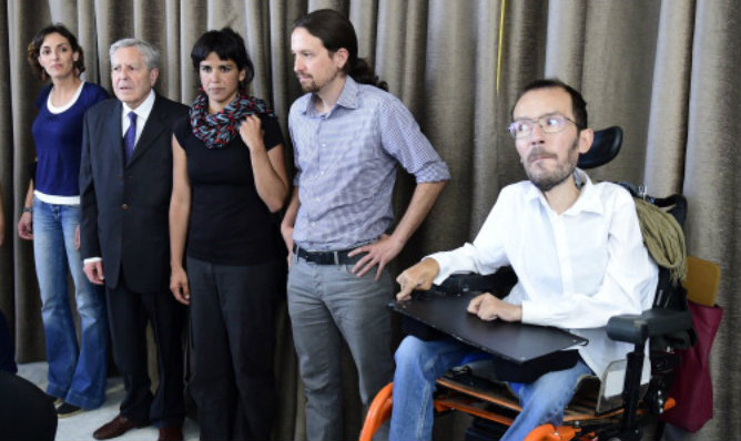 El líder de Podemos, Pablo Iglesias, posando junto con otros miembros del partido, entre ellos,  Pablo Echenique-Robba