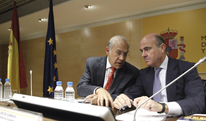 El secretario general de la Organización para la Cooperación y el Desarrollo Económico (OCDE), José Ángel Gurría, y el ministro de Economía y Competitividad, Luis de Guindos.