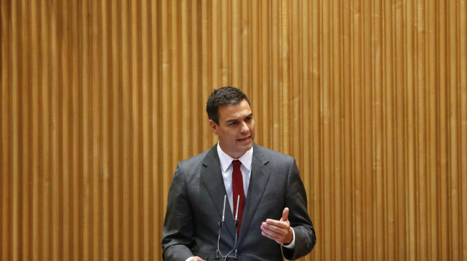 El secretario general del PSOE, Pedro Sánchez, durante su intervención en la primera reunión como líder del PSOE de los grupos parlamentarios de su partido en el Congreso