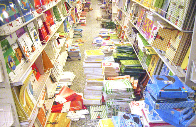 Diversos libros de texto en una librería