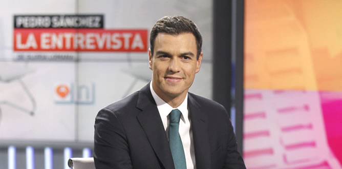 El secretario general del PSOE, Pedro Sánchez, posa momentos antes de la entrevista realizada esta noche por la directora de informativos de Antena 3, Gloria Lomana.