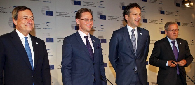 El presidente del Banco Central Europeo, Mario Draghi, el comisario de Asuntos Económicos y Monetarios, Jyrki Katainen, el presidente del Eurogrupo, Jeroen Dijsselbloem, y el responsable del Mecanismo Europeo de Estabilidad, Klaus Regling.