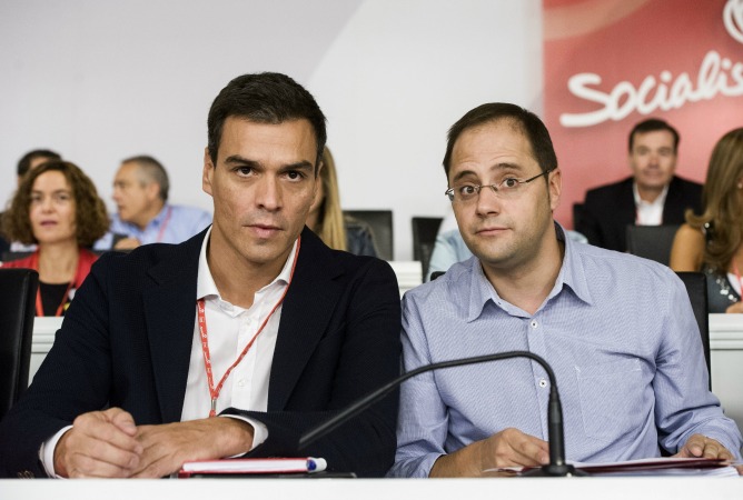 El secretario general del PSOE, Pedro Sánchez, junto a César Luena, durante la reunión del Comité Federal del PSOE