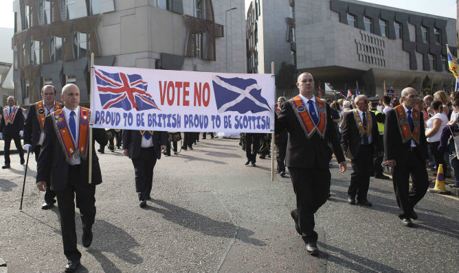 Miembros de la Orde de Orange marchan por las calles de Edimburgo