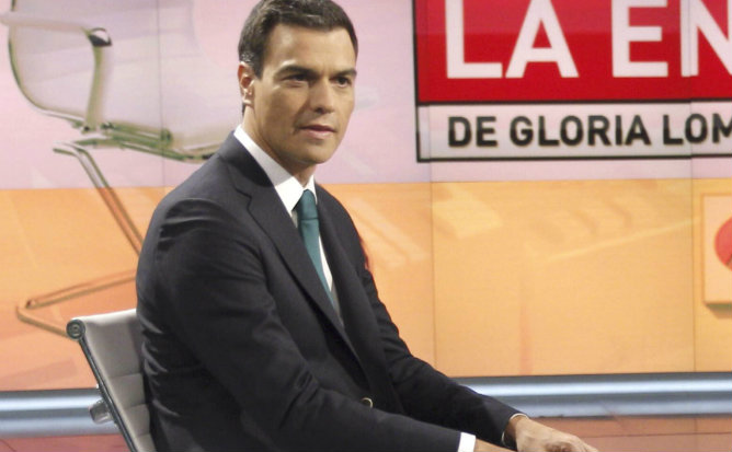El secretario general del PSOE, Pedro Sánchez, posa junto a la directora de informativos de Antena 3, Gloria Lomana, antes de una entrevista.