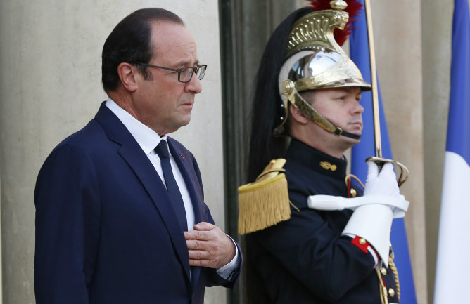 Hollande a su salida hacia la conferencia que se celebra este lunes en París para coordinar las ayudas y las acciones contra el EI