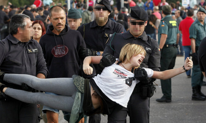 Un policía desaloja a un activista durante la celebración del Torneo del Toro de la Vega desarrollado en Tordesillas (Valladolid).
