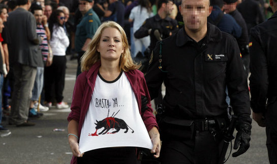 FOTOGALERIA: Un policía desaloja a un activista durante la celebración del Torneo del Toro de la Vega desarrollado en Tordesillas (Valladolid).