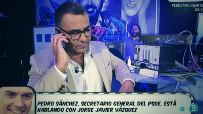 El presentador de Sálvame, Jorge Javier Vázquez, habla por teléfono con el secretario general del PSOE, Pedro Sánchez