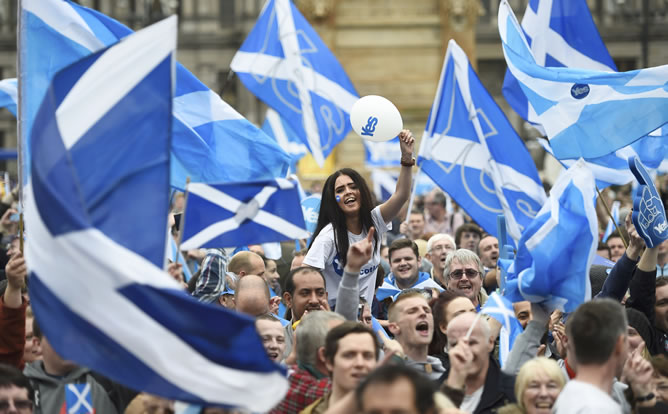 Partidarios del 'sí' en Escocia en un mitin de campaña en Glasgow