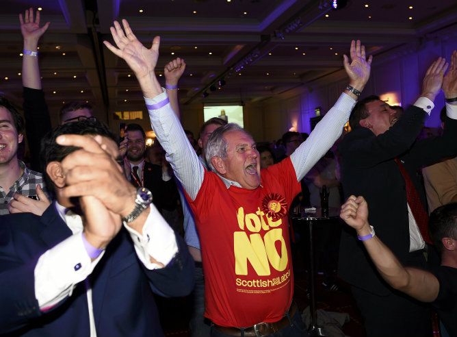 Varios partidarios del 'no' celebran entusiasmados el resultado