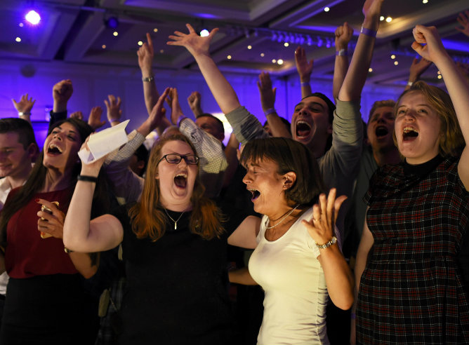 Un grupo de partidarios del 'no' celebra los resultados del referéndum entre gritos y alegría