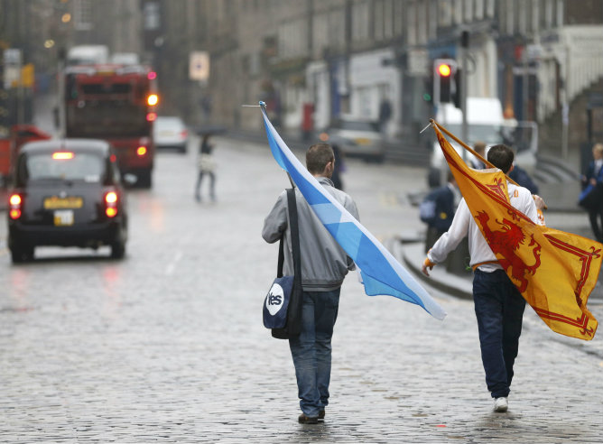 Dos partidarios de la independencia en Escocia caminan desolados después de conocer el resultado del referéndum
