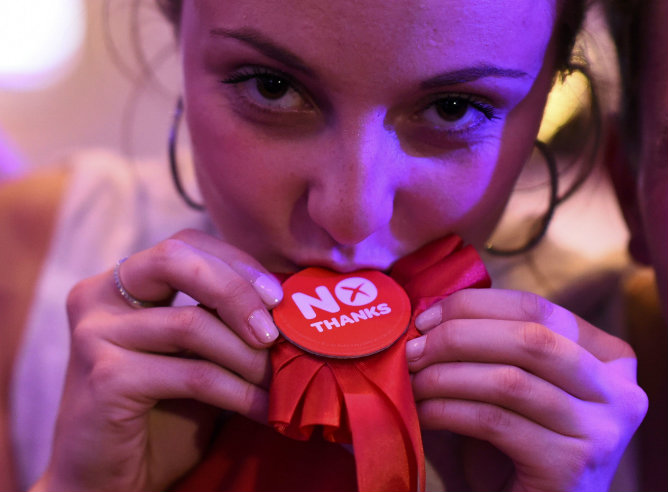 Una votante del no celebra el resultado del referéndum en Glasgow