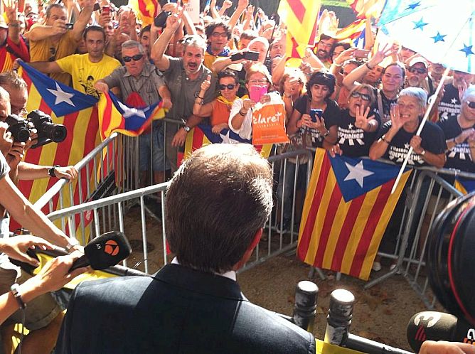 Artur Mas se dirige a los manifestantes congregados ante el Parlament de Cataluña