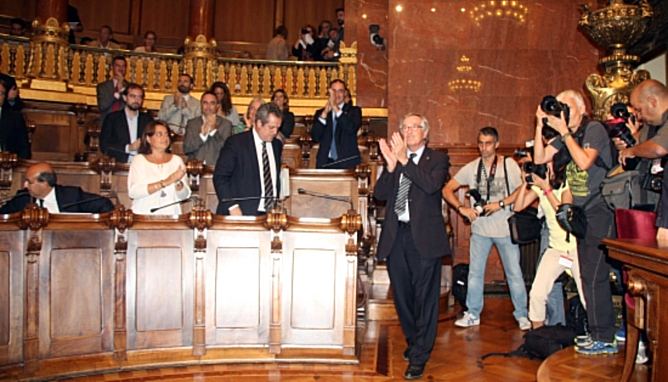 L'alcalde de Barcelona, Xavier Trias, aplaudeix als assistents després de prosperar la moció a favor de la convocatòria de la consulta del 9-N
