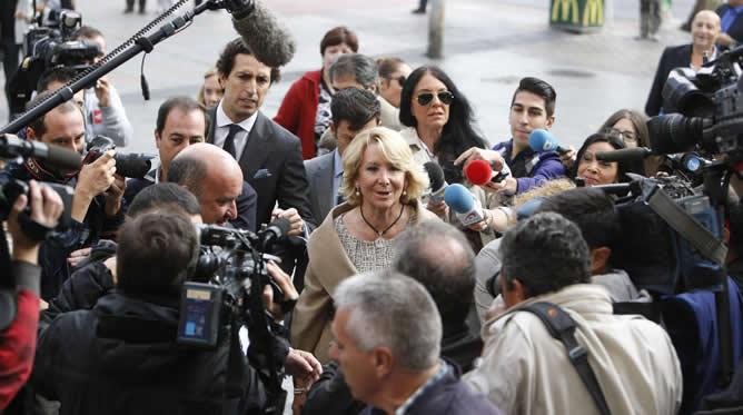 Esperanza Aguirre, rodeada de periodistas, a su llegada a los Juzgados de Plaza de Castilla